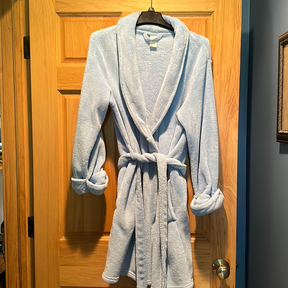 Ladies short bathrobe, 100% polyester, light blue with pockets. Size small